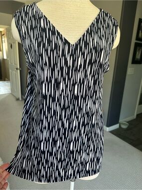 Chico's black and white V-Neck top, size medium (2)